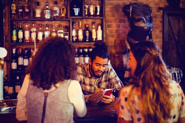 Barman Tomando Uma Ordem Bloco Notas Balcão Pub — Fotografia de Stock
