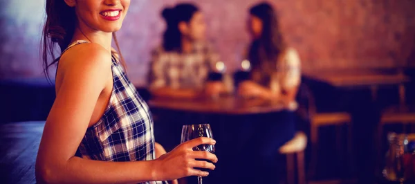 Retrato Una Joven Tomando Vino Tinto Pub — Foto de Stock