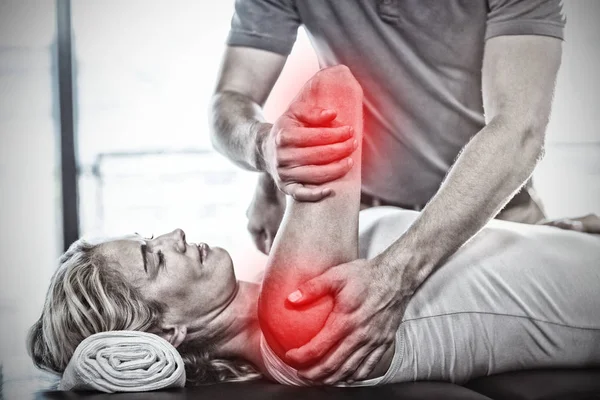 Schmerzen Bei Frau Nach Schultertherapie Durch Physiotherapeut — Stockfoto