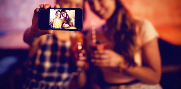 Mujeres Jóvenes Tomando Una Selfie Mientras Toman Cócteles Pub — Foto de Stock