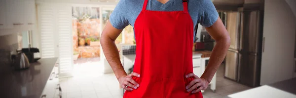 Cameriere Maschio Piedi Con Mani Sul Fianco Contro Cucina Una — Foto Stock