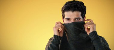 Kazak sarı arka plan karşı suratla gizleme adam portresi