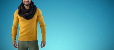 Gülümseyen adam mavi arka plan karşı poz