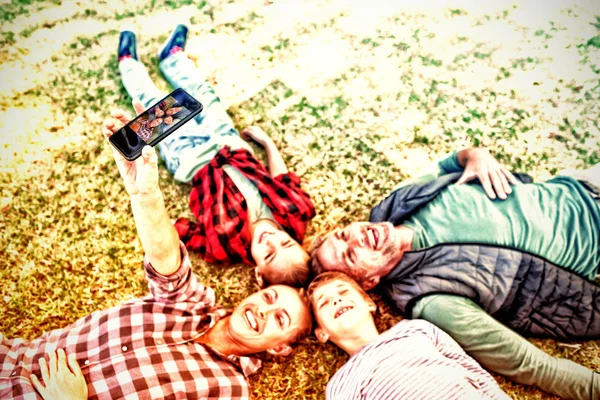 Famiglia Felice Sdraiata Sull Erba Scattare Selfie Nel Parco — Foto Stock