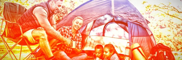 Família Fazendo Lanches Café Fora Tenda Acampamento — Fotografia de Stock