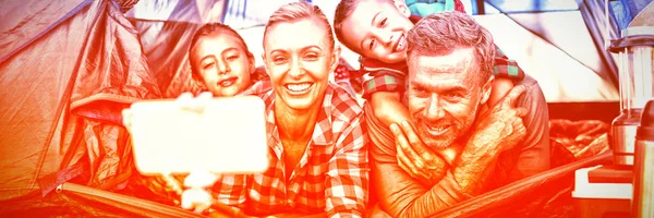 Sorrindo Família Tomando Selfie Tenda Acampamento — Fotografia de Stock