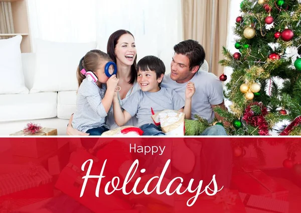 Composite Numérique Happy Holidays Texte Avec Cadeaux Ouverture Famille Maison — Photo