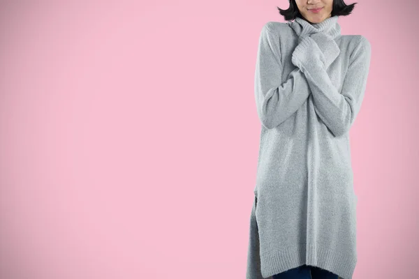 Donna Abbigliamento Invernale Posa Contro Sfondo Rosa — Foto Stock