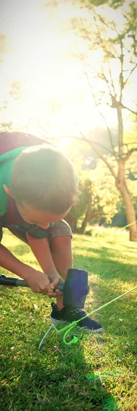 Мальчик Устанавливает Палатку Кемпинге Солнечный День — стоковое фото