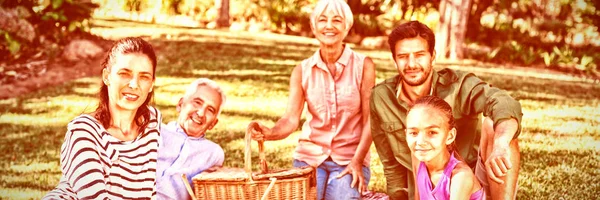 晴れた日に公園でピクニックを持つ幸せな家族の肖像画 — ストック写真