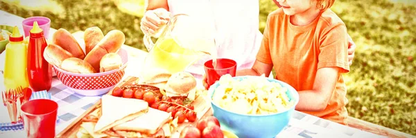 Feliz Madre Hijo Comiendo Parque Día Soleado — Foto de Stock