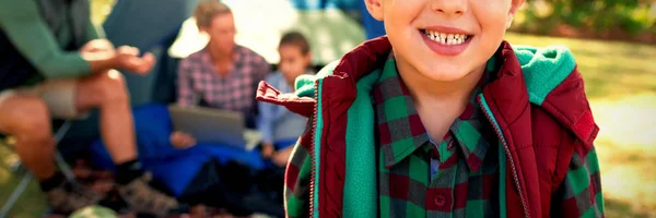 Boy Smiling Camera While Family Sitting Tent Background Sunny Day — Stock Photo, Image