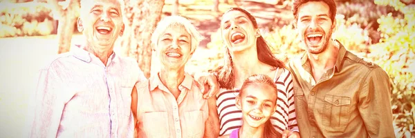 Porträtt Glad Familj Står Tillsammans Parken — Stockfoto
