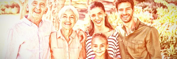 Πορτρέτο Του Ευτυχισμένη Οικογένεια Στέκεται Μαζί Στο Πάρκο — Φωτογραφία Αρχείου