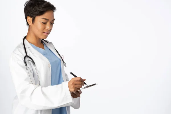 Doctora Seria Escribiendo Bloc Notas Molino Blanco —  Fotos de Stock