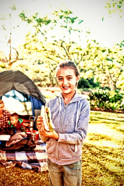 Porträt Eines Lächelnden Mädchens Mit Einem Sandwich Auf Dem Campingplatz — Stockfoto