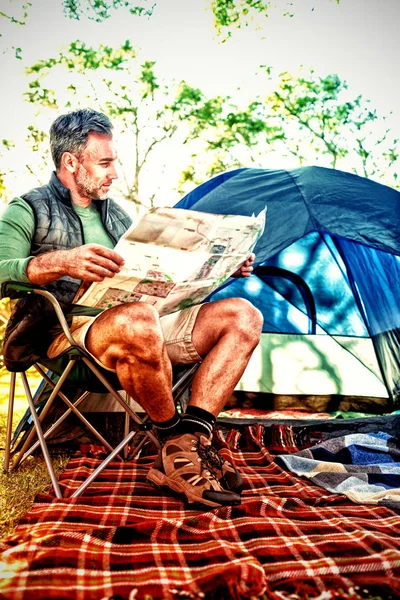 Uomo Che Legge Mappa Fuori Dalla Tenda Campeggio — Foto Stock