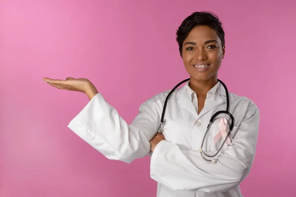Sjuksköterska Bär Bröstcancer Medvetenhet Rosa Bandet Införa Rosa Bakgrund — Stockfoto