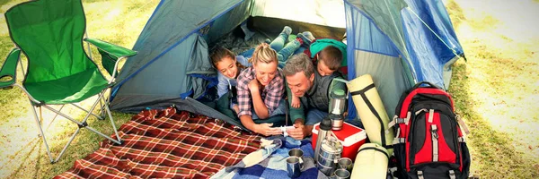 Familjen Tittar Kameran Tältet Campingen — Stockfoto