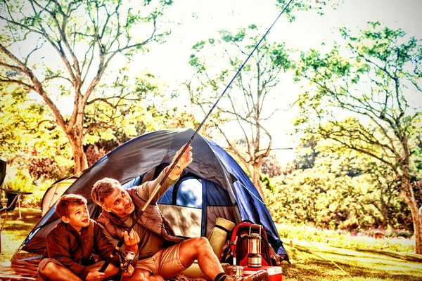 Pai Filho Segurando Uma Vara Pesca Fora Tenda Enquanto Pesca — Fotografia de Stock