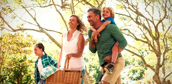 Glückliche Familie Bei Der Ankunft Park Zum Picknick Einem Sonnigen — Stockfoto