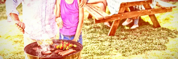 Abuelo Nieta Preparando Barbacoa Mientras Familia Tiene Comida Segundo Plano —  Fotos de Stock