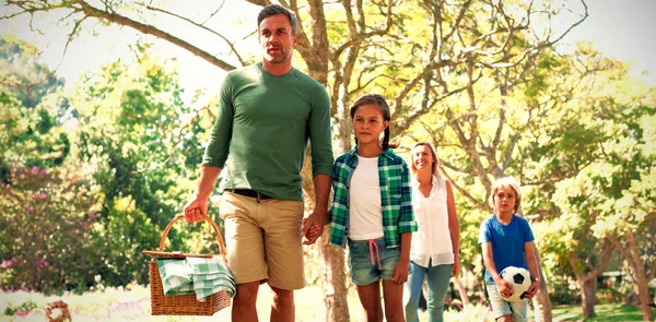 Familie Kommt Einem Sonnigen Tag Zum Picknick Den Park — Stockfoto