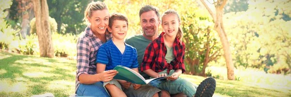 Familia Feliz Leyendo Libro Parque Día Soleado — Foto de Stock