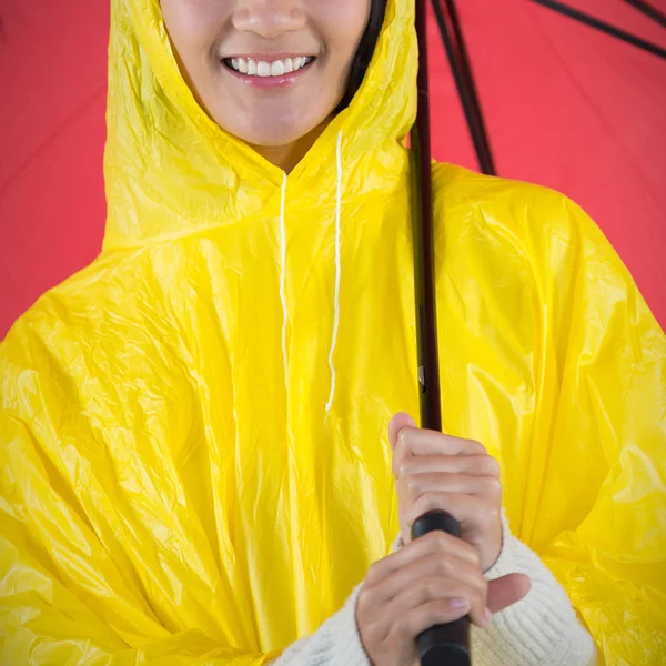 Mulher Capa Chuva Amarela Segurando Guarda Chuva Contra Fundo Branco — Fotografia de Stock