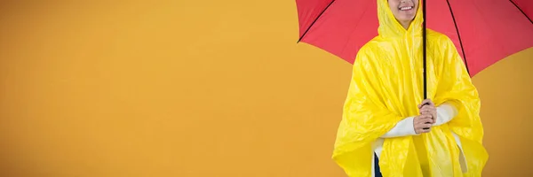 Mulher Capa Chuva Amarela Segurando Guarda Chuva Contra Fundo Laranja — Fotografia de Stock