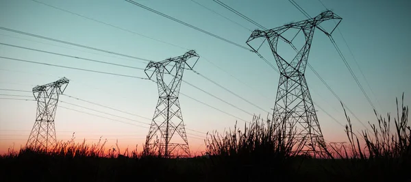 夜の電気のパイロン シルエット — ストック写真