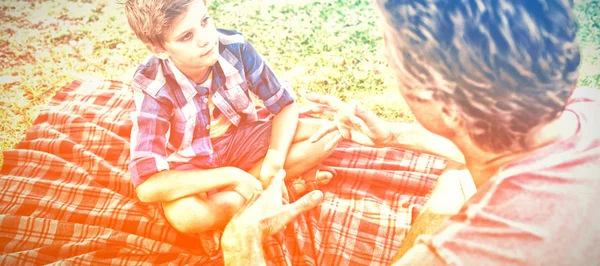 Vater Spricht Mit Sohn Bei Picknick Park Einem Sonnigen Tag — Stockfoto