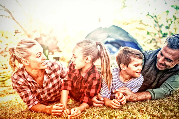Lachende Familie Liggen Buiten Tent Een Zonnige Dag — Stockfoto