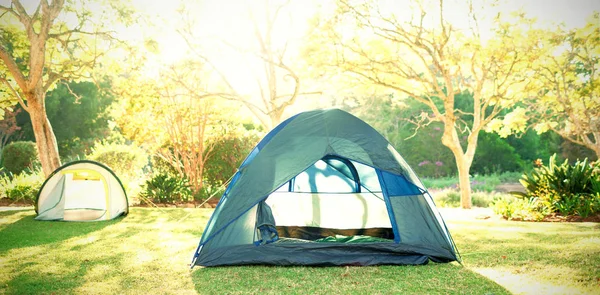 晴れた日のキャンプ場でテントを — ストック写真