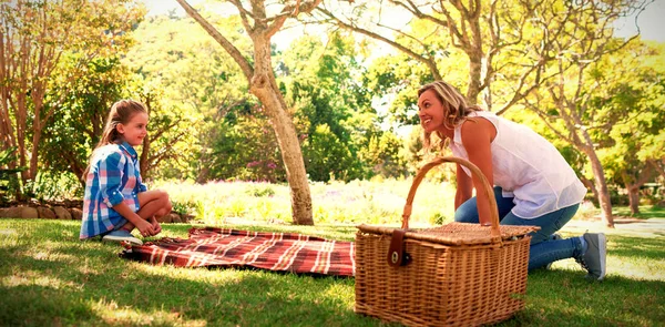 Moeder Dochter Verspreiding Van Deken Van Picknick Het Park — Stockfoto