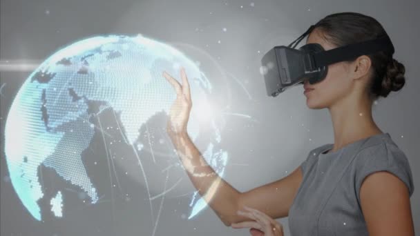 Vídeo Compuesto Digital Mujer Usando Auriculares Realidad Virtual Con Pantalla — Vídeo de stock