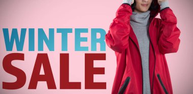 Kapşonlu ceket ayakta pembe bir arka plan karşı kadın