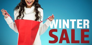 Mutlu Noel şapka kırmızı alışveriş çantası mavi arka plan karşı açılış kadınla