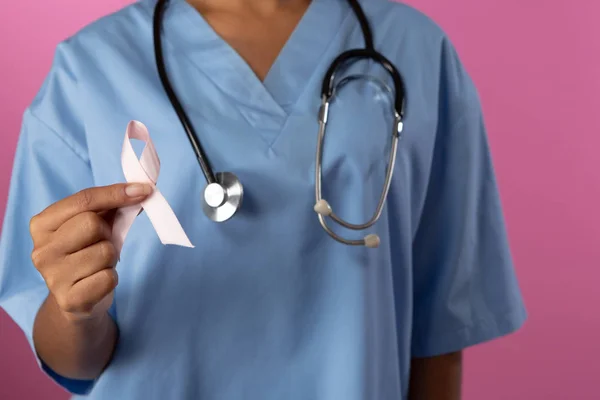 Sjuksköterska Holding Breast Cancer Awareness Rosa Band Rosa Bakgrund — Stockfoto