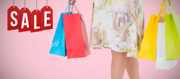 Elegante Mujer Sosteniendo Bolsa Compras Sobre Fondo Rosa —  Fotos de Stock