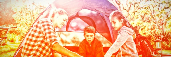 Família Lendo Mapa Fora Tenda Dia Ensolarado — Fotografia de Stock