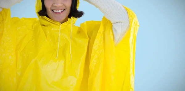 Mulher Usando Capa Chuva Amarela Contra Fundo Branco Contra Fundo — Fotografia de Stock