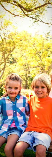 Portret Van Gelukkige Jongen Meisje Zit Park — Stockfoto