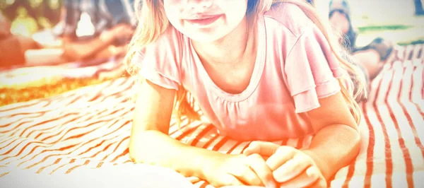 Battaniye Arka Planda Oturan Aile Okuma Kitabı Yatan Gülümseyen Kız — Stok fotoğraf