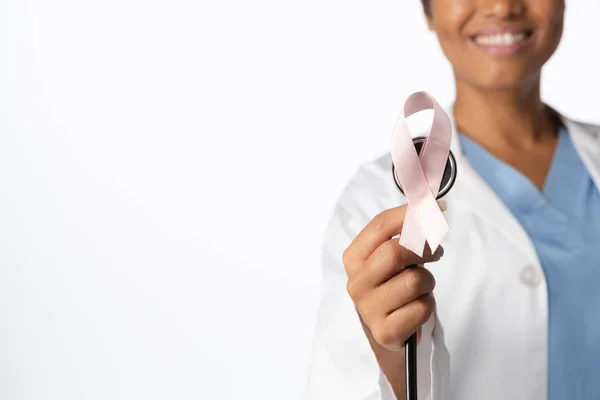 Breast Cancer Awareness Rosa Band Ett Stetoskop Med Vit Bakgrund — Stockfoto
