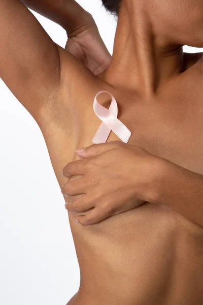 Mujer Sin Camisa Para Conciencia Del Cáncer Mama Con Cinta —  Fotos de Stock