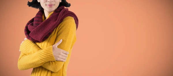 Donna Abbigliamento Invernale Posa Contro Sfondo Arancione — Foto Stock