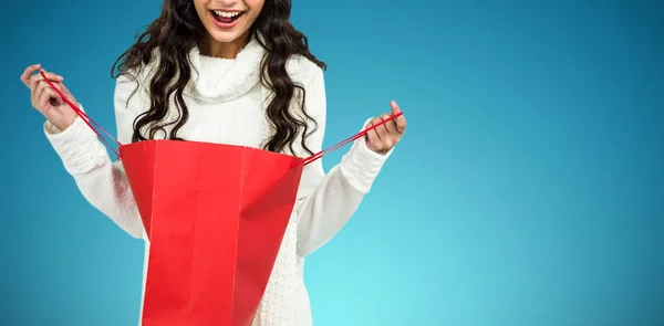 Gelukkige Vrouw Met Kerstmuts Rood Boodschappentas Tegen Abstracte Blauwe Achtergrond — Stockfoto