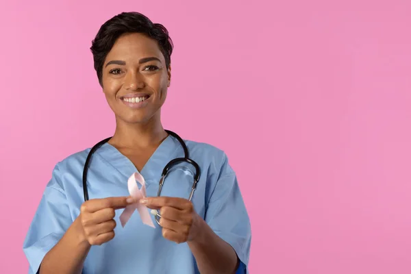 Leende Sjuksköterska Holding Breast Cancer Awareness Rosa Band Med Båda — Stockfoto