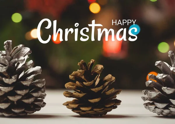 ハッピー クリスマス装飾マツ円錐形でテキストのデジタル合成 — ストック写真